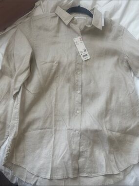Uniqlo Women's Button-Down Linen Shirt in Light Beige